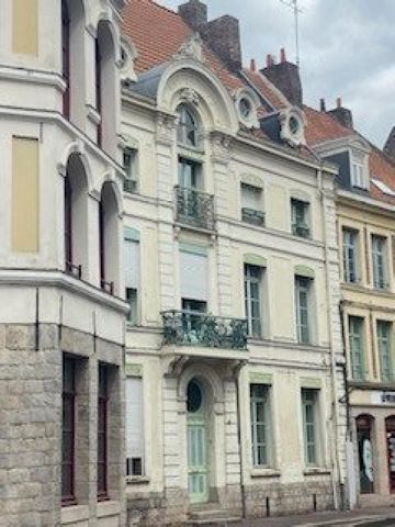 En rez de chaussée dans un immeuble de caractère en parfait état