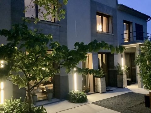Maison de ville avec jardin et garages