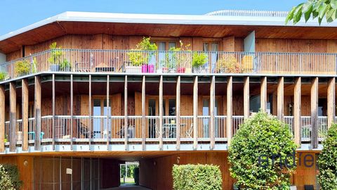 Located in a sought-after residential area, in the heart of a quiet and wooded environment, in the immediate vicinity of schools, shops and transport, this T4/T5 apartment of 114m² carrez with a covered terrace of 30m² and a balcony offers quality se...