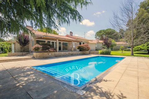 5-Bedroom villa with garden and swimming pool in Vila do Conde, about 30 minutes driving from Porto. In the main wing, facing east, is the social area, with a dining room and two living areas, one of which faces the garden, a suite and two bedrooms s...