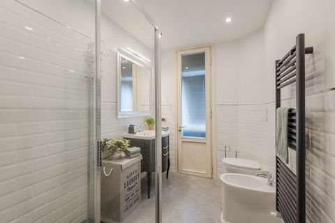 Découvrez un luxe incomparable dans ce magnifique penthouse, idéalement situé dans le centre historique de Lucques. Offrant une vue imprenable sur la magnifique façade en marbre sculpté de l'église San Giovanni, la résidence allie charme historique e...