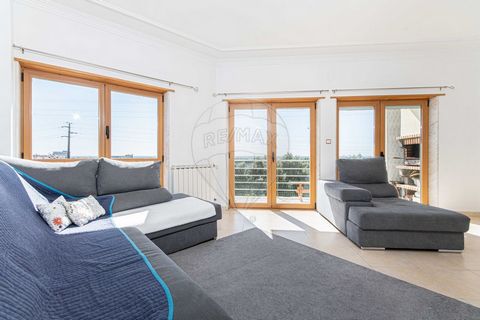 T2 com Vista Rio, Churrasqueira, Garagem e Sótão – 1.º Andar com Elevador no Sobralinho! ✨ Apartamento moderno com vista deslumbrante para o rio e Ponte Vasco da Gama, em todas as divisões! Apresentamos este acolhedor e luminoso T2, situado no 1.º an...