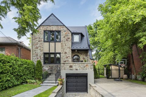 Elegante eengezinswoning gelegen op een extra groot perceel met garage en ingegraven zwembad, genesteld aan een rustige NDG-straat. Met vier slaapkamers, twee badkamers, een damestoilet, een ruime keuken met directe toegang tot een overdekt terras en...