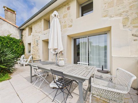 Maison en pierre de 2 chambres, belle pièce de vie, rénovée, jardin intimiste