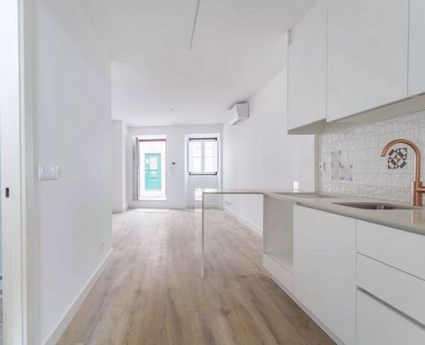Magnífico apartamento T1 remodelado com 45m2 + 19m2 de logradouro onde cada detalhe foi cuidadosamente pensado para oferecer conforto e funcionalidade. Ideal para quem procura modernidade numa localização cosmopolita da cidade, este imóvel apresenta ...