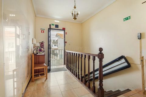 Excelente oportunidade de investimento: vende-se moradia com residência sénior a funcionar há 23 anos, com todas as licenças e autorizações necessárias para o exercício da atividade. O imóvel é composto por dois pisos e inclui: 8 quartos no total: 1 ...