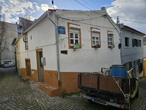 í - Área bruta de construção: 41 m² por piso (82 m² total) - 2 Casas de banho - Arrecadação: Espaçosa, ideal para arrumos ou adega - 1 Garagem çã Cada piso com 41 m². No rés-do-chão, garagem, arrecadação e casa de banho. No piso superior, sala de est...