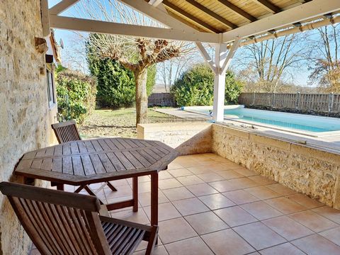 Belle maison en pierres, dans un village calme
