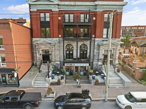 Condo commercial de 3,330 pi2 et fonds de commerce à vendre. Situé dans l'une des plus belles bâtisses du centre-ville de Valleyfield. Chocolatier Giroux, une clientèle déjà établie, attirée par l'ambiance conviviale de l'établissement. La localisati...