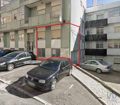 Loja espaçosa com 210 m² em Sintra – Excelente exposição solar e versatilidade Apresentamos esta ampla loja com 210 metros quadrados, localizada em Sintra, numa zona de boa acessibilidade e visibilidade. O imóvel destaca-se pelas três frentes solares...