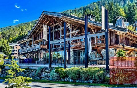 Les Carroz d'Araches, ensemble immobilier comprenant 3 bâtiments à usage d'hôtel restaurant au pied des pistes du Grand Massif ( départ et retour à ski depuis l'hôtel ). Annexes + sous sol + terrasses et balcons. Un bâtiment principal comprenant : 5 ...