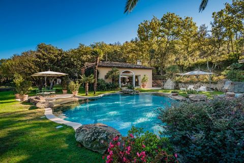Une opportunité unique et rare s’est présentée au milieu d’une région viticole de Provence (Var) de posséder un vignoble avec un Mas de 150 ans, entièrement restauré, entouré de jardins impeccablement entretenus. Inclus dans la propriété, qui couvre ...