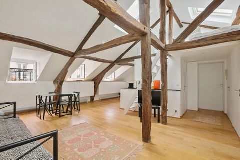 Parijs 7e stijlvol karaktervol appartement met moderne kenmerkenMet uitzicht op de tuinen van Matignon en de rue de Babylone, op de 4e en bovenste verdieping van een prachtig gebouw uit 1850 met een geplaveide binnenplaats, is dit heerlijke 3-kamerap...