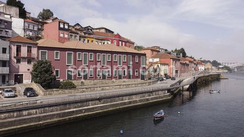 Espaço Comercial em Vila Nova de Gaia. Com conclusão prevista para setembro de 2027 e situada numa das zonas ribeirinhas mais autênticas e em valorização da cidade do Porto, esta loja com 100m2, beneficia de uma localização privilegiada, junto ao rio...