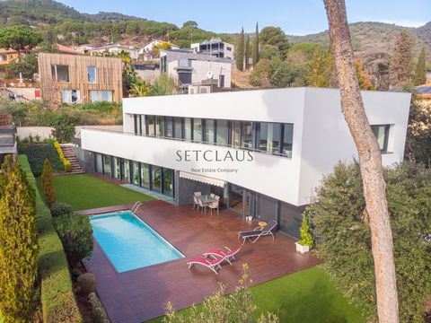 Spectacular contemporary house in modern style awaits you in the heart of Premià de Dalt, on the Costa del Maresme. Enjoy an exceptionally well-connected location just 5 minutes from the beach and only 20 minutes from Barcelona, ​​offering spectacula...