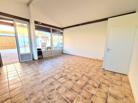 LA LONDE LES MAURES A 100 METRES DES PLAGES, local commercial de 57 M2 composé de deux lots dont un comprenant une mezzanine de 11,73 M2 Carrez, idéal pour créer un espace séparé. L'accès est de plain pied est accessible aux personnes à mobilité rédu...