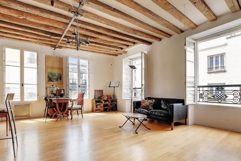 Au cœur du Marais, cet appartement d’angle de 55 m² est situé au 1er étage par escalier. Il se compose d’une entrée, d’un grand séjour avec cuisine ouverte, d’une chambre, d’un bureau/chambre d’enfant ainsi que d’une salle de bains avec wc. Très lumi...