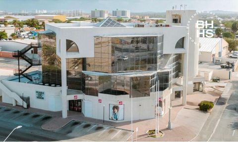 TE KOOP – Commercieel gebouw met uitzicht op de oceaan op L.G. Smith Blvd, Oranjestad   Uitstekende gelegenheid om een goed zichtbaar commercieel gebouw te verwerven langs L.G. Smith Boulevard, iets verderop in de straat van de haven van Oranjestad. ...