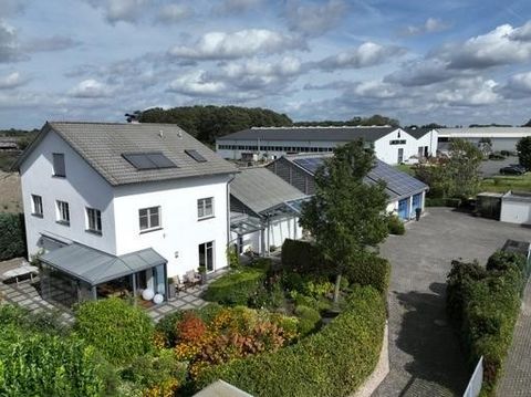 Un endroit où il fait bon vivre. Un lieu de travail. Un endroit où arriver. Bienvenue à Drensteinfurt Bienvenue dans une propriété qui est plus que quatre murs. Sur un terrain spacieux d’environ 1 520 m², une combinaison extraordinaire de vie élégant...