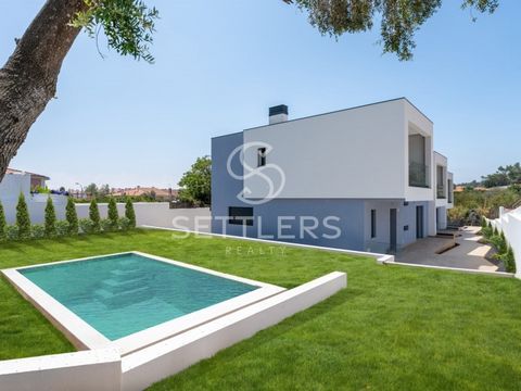 4-bedroom villa with contemporary architecture, located in a condominium of 3 villas, in Manique. With a gross private area of 139.11 m², it is spread over 3 floors as follows: Ground floor: Living room (38.05 m²) with access to a patio (87.43 m²) wi...