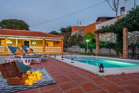 Interesting villa for investors, due to its location and the possible rental of one of the 3 buildings. Cadastral land surface: 2.034m2 - Cadastral constructed surface: 128m2 (main house 2 bedrooms, 2 bathrooms) + 12,55m2 (laundry room) + 39,95m2 (co...