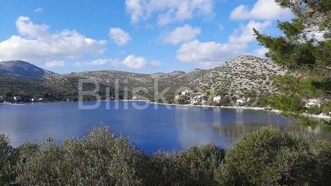 Lastovo, Skrivena lukasale of building land on the island of Lastovo, in the village (bay) Skrivena luka.The plot has an area of 400m2, southwest orientation, with an asphalt access road, ie direct access to the asphalt road. The plot is located in t...