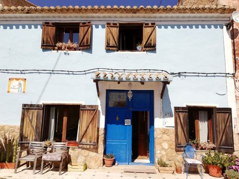Almost impossible to know where to start. Location, in a five house hamlet 10 minutes from Monovar 15 minutes to Pinoso, 40-45 minutes to Alicante Airport. The hamlet is extraordinary, every house is stunning in its own way and it has the feel of bei...