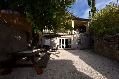 This 2-bedroom mansion in Provaglio d'Iseo is part of an ancient farmstead which, used to be the first local inhabited settlement, established around a monastery in the 13th century. Good enough to sleep 4, it is ideal for a family, as well as for tw...