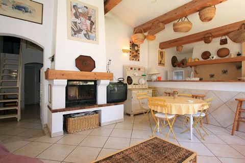 This spacious holiday home in Fréjus has 3 bedrooms and is ideal for a small group or families. This holiday home has swimming pool, barbecue and free WiFi. The supermarkets and the nearest restaurants are 3 km away. This sea and the lake lie at a di...