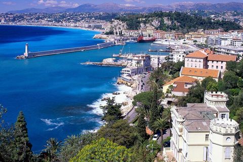 Cette luxueuse villa provençale se situe dans un quartier de villas calme en bordure de Saint-Raphaël, à environ 3 km de la mer et de la plage. La terrasse couverte équipée de meubles en teck donne vue sur la piscine (9,5 x 4,5 m) avec Jacuzzi et le ...