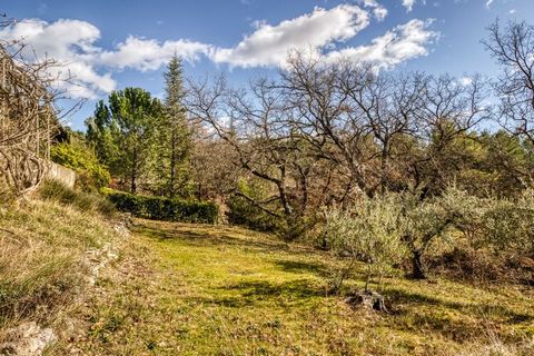 This villa in Saignon with 3 bedrooms for 6 people offers peace and tranquillity of the highest order. With a private swimming pool for enjoying a refreshing dive during summers and beating the scorching summers and garden for cosying up during winte...