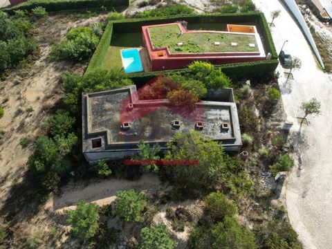 786 m² großes Grundstück mit teilweise gebautem Einfamilienhaus im Bom Sucesso Resort, Óbidos. Mit einer Implantationsfläche von 201qm. Projekt der Architektin Luísa Penha. Das als 5-Sterne-Touristendorf klassifizierte Bom Sucesso Resort verfügt über...