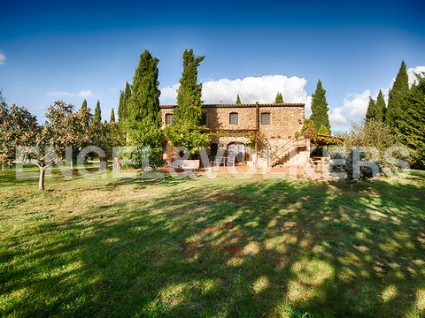 This beautiful farmhouse was built in the 17th century and is surrounded by fields of walnut trees, one of the largest in Catalonia, and has an unmistakable rural architecture. This hostel is located on a rural road, where shepherds used to take thei...