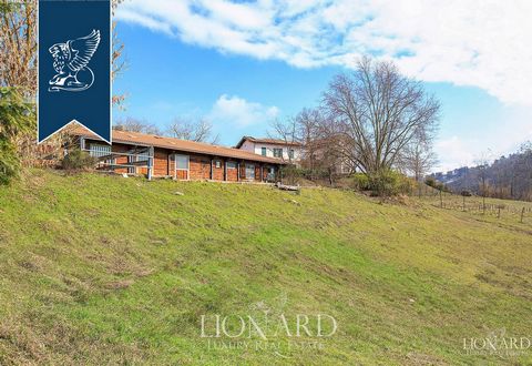 This property for sale is situated in the high Monferrato area, in the province of Alessandria, an area known for its rolling hills and the production of marvelous wine. The villa sprawls over roughly 300 m² in total and features simple rooms designe...