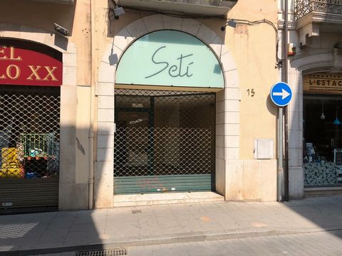 Local comercial en el centro de Figueres a dos minutos de la Rambla, dispone de dos salas que se pueden juntar, un almacén, un baño, ideal para tienda u oficinas...