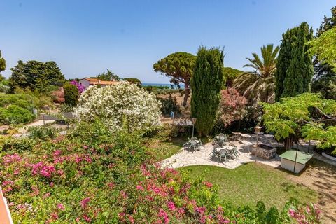 Just a short walk to the sea beach, this 3-bedroom apartment in Mont-roig Bahía can accommodate 6 people. Ideal for a family or small group, this property features a shared garden and a balcony for enjoying relaxed days. This apartment offers close p...