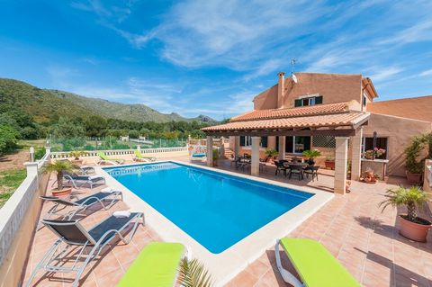 Spectacular villa in Capdepera with a private pool and beautiful views of the mountains, where 8 guests find their second home. This wonderful rustic finca offers the peace that our guests are in search of in their vacations in the island. You will a...