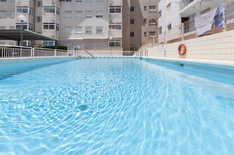 Bonito apartamento con piscina comunitaria a 150 metros de la playa en Playa de Daimuz, con capacidad para 6 personas. Pasa una estupendas vacaciones en este apartamento cercano a la playa. Puedes disfrutar de la pisicina comunitaria de cloro que mid...