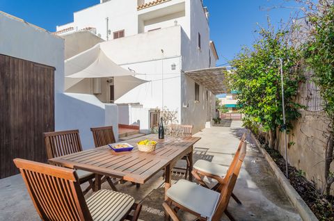 Bienvenido a esta bonita casa situada cerca del mar en Colonia de Sant Jordi. Tiene capacidad para 6 personas. Dispone de una terraza totalmente equipada, una terraza pequeña en la entrada de la casa y una barbacoa.La casa de 150 m2 distribuidos en d...