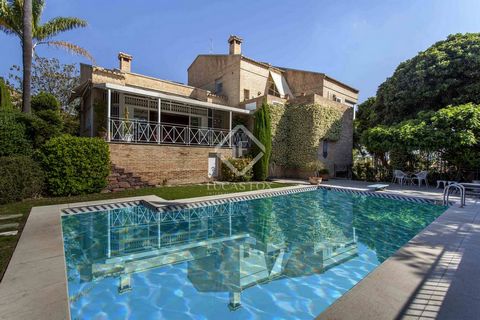 Magnificent villa of 750 m² with 5 bedrooms situated in a private urbanization of Godella, 10 minutes from Valencia. We enter the house through a large central hall with a skylight that brings a lot of natural light to the whole space. To the right w...