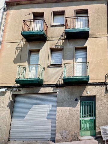HOUSE FOR SALE IN OURENSE. CALLE LA GRANJA, 79 - OURENSE. TWO-STOREY HOUSE WITH SMALL FINCA AT THE REAR. HOUSE LOCATED ON BUILDING LAND IN THE CITY OF OURENSE-GALICIA. HOUSE IN GOOD CONDITION AND WITH GREAT POSSIBILITIES FOR INVESTORS. OPPORTUNITY!!!...