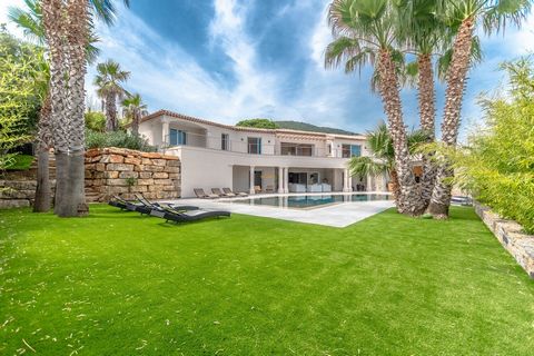in a quiet and residential area, beautiful view over the hills and the sea for this superb villa of approx 300 m2 of living space built on a plot of 1735 m2. it offers: Entrance hall, guest toilet, large living room opening onto a large terrace, dini...