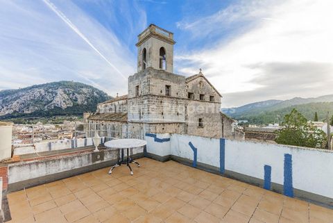 Large town house with panoramic views ready to reform, situated in one of Pollensa's best areas Renovation project in Pollensa: House with five bedrooms and two bathrooms in one of the best areas in town. This is a fantastic investment opportunity to...