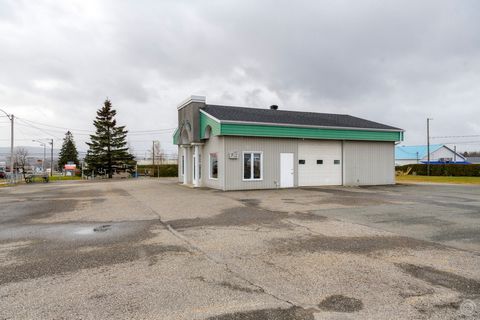 Solid building built in 1997, on a plot of 33,200 square feet. This property offers 2 offices at the front, as well as a 30' x 30' garage with 11'-9'' in height, insulated and heated. The large asphalt area offers you plenty of parking space. Located...
