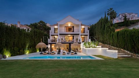 Esta preciosa y brillante villa se encuentra en el particular complejo de Puerto Del Capitán en Benahavís. Situada alrededor de los mejores campos de golf como Los Arqueros, La Quinta, El Higueral, Guadalmina y Los Naranjos. A tan sólo unos minutos e...