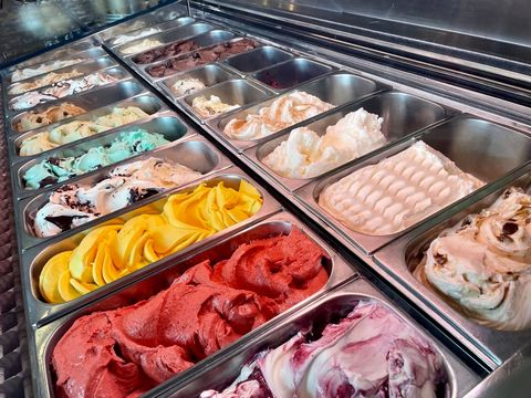 Italian artisan ice cream parlour since 1988 without interruption. It has a select menu of handmade ice creams, the traditional Italian ice creams also adapted to the demand of today's society. With its own workshop and laboratory where its wide and ...