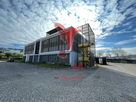 Business building available for sale or lease in Caldas da Rainha. Located in the industrial area of Tornada in Caldas da Rainha and a few minutes from the A8 Motorway. Office with about 1450m2 of gross area divided by 4 floors on a plot of 1525m2. I...
