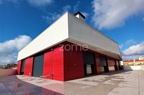 Property ID: ZMPT554441 Located in the center of the city of Viseu, a new building appears, with a bold and innovative image, where we find, on the private top floor, this apartment Typologia T4. The apartment stands out for its generous areas, high ...