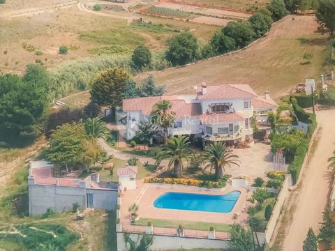 Beautiful large house and a large plot with views of the sea and the mountains in a quiet area but close to the center of Blanes The house has two floors and the basement with a large summer room cellar private garage and storage space Upon entering ...