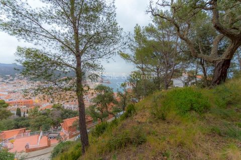We present this fantastic plot of land with beautiful views of the sea in an exclusive area of the old town of Tossa de Mar It is a large building plot of about 1131 m2 that allows you to build the house of your dreams and enjoy a high quality of lif...